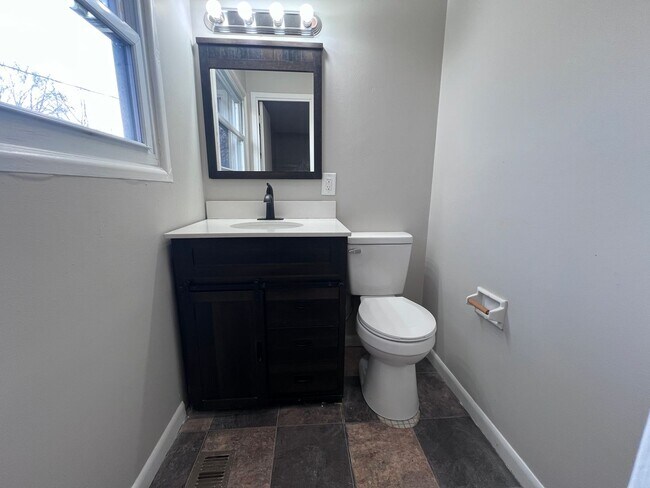 Building Photo - 4 Bedroom, 1.5 Bathroom House with renovat...