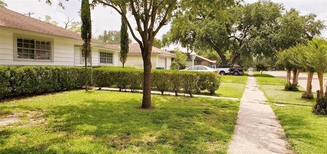 Building Photo - 1301 Glenmore Dr
