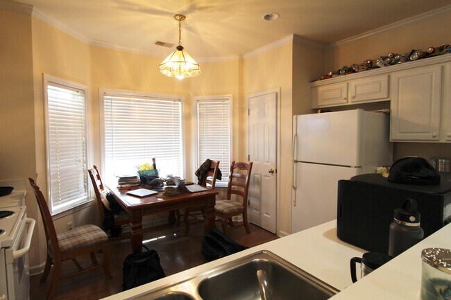 Foto del edificio - 1119A Southbend Dr