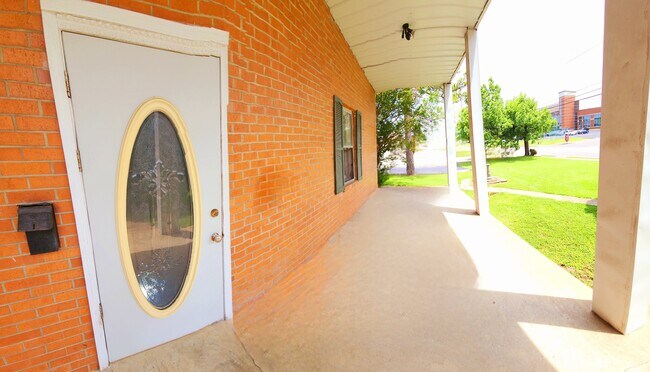 Foto del edificio - 1004 W Main St