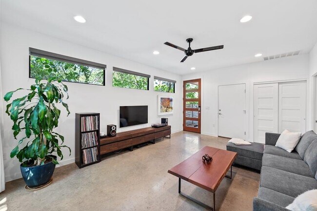 Foto del edificio - 1005 Cardinal Ln
