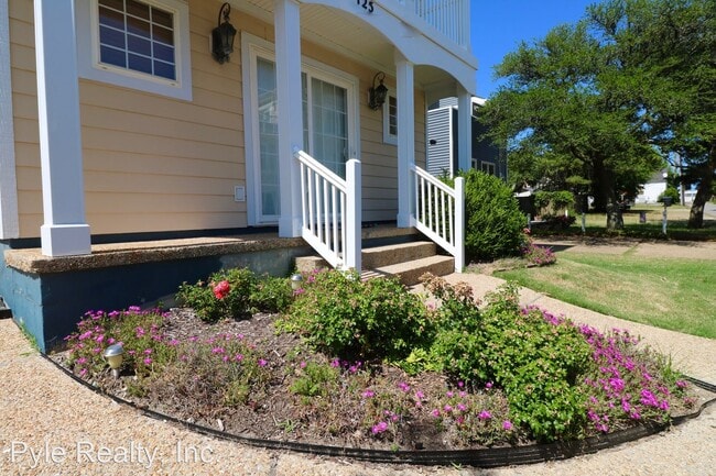 Building Photo - 4 br, 3.5 bath House - 125 57 1/2 Street