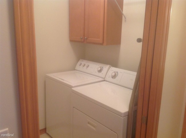 Building Photo - 402 Abbey Mill Dr SE