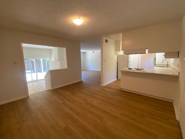 Foto del edificio - 1562 Oakroyal Dr