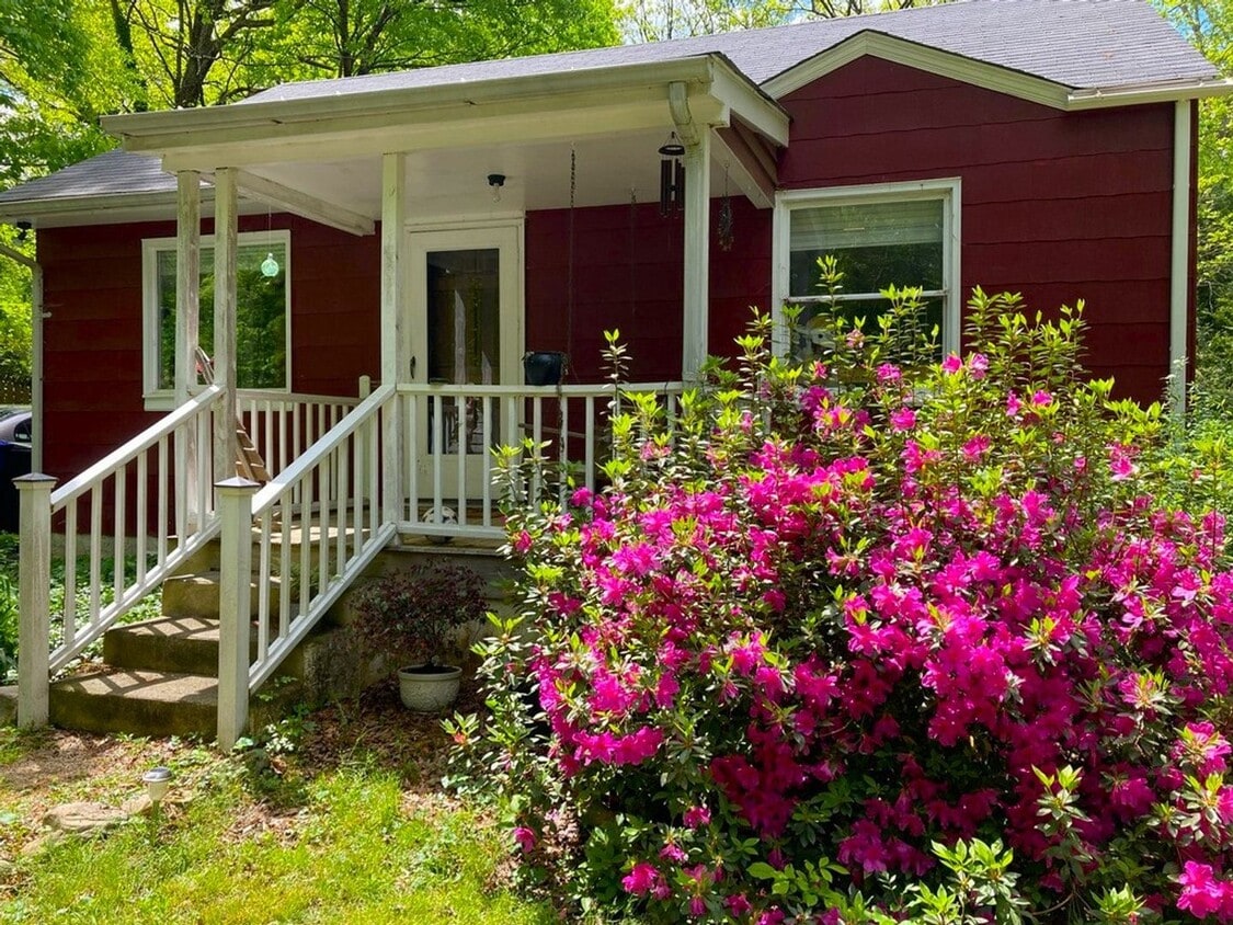 Primary Photo - Lovely 2br bungalow with screened porch an...
