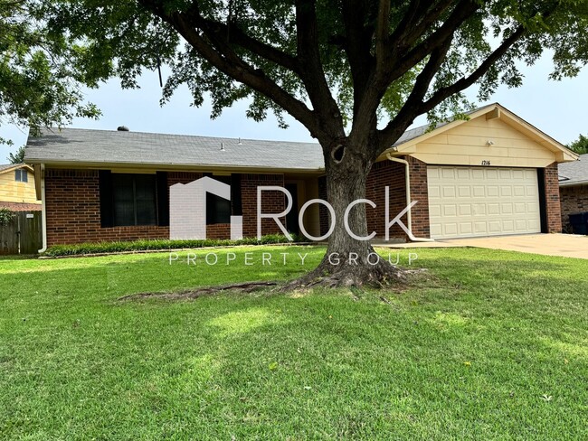 Photo - 3 Bedroom, 2 bath, 2 car garage home avail...