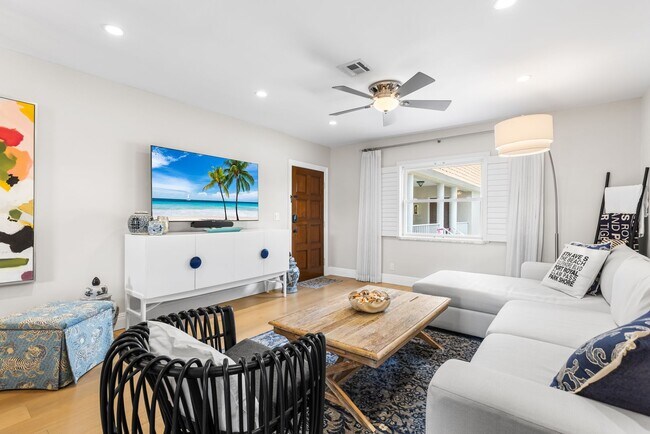 Foto del edificio - ** OLDE NAPLES ** 2 BED / 1 BATH - CONDO - TURNKEY - 3 BLOCKS FROM GULF - SEASONAL OR SHORT TERM