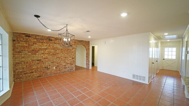 Building Photo - FOR LEASE! 5 Bedroom, 3 Bathrooms, 2 Acre Brick Home in Springtown!