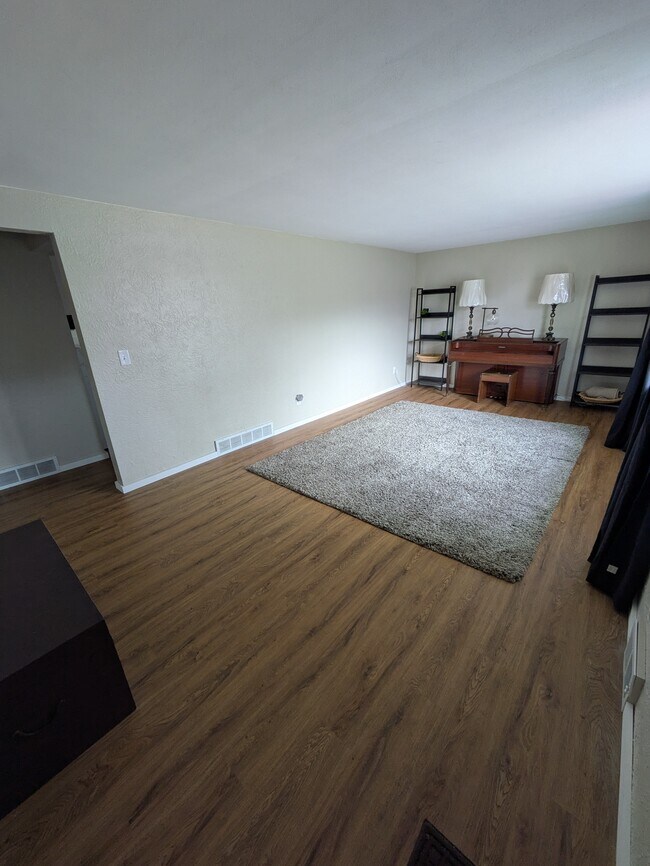 Formal Living Room - 3307 N Brooks Ln