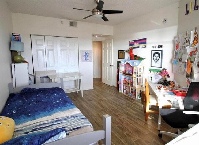 Foto del edificio - 6425 Shoreline Dr