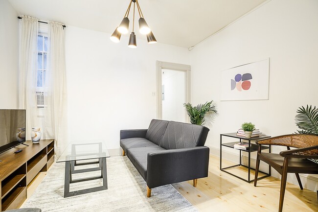 Building Photo - Queen room in 5-bed/1.0-bath Home