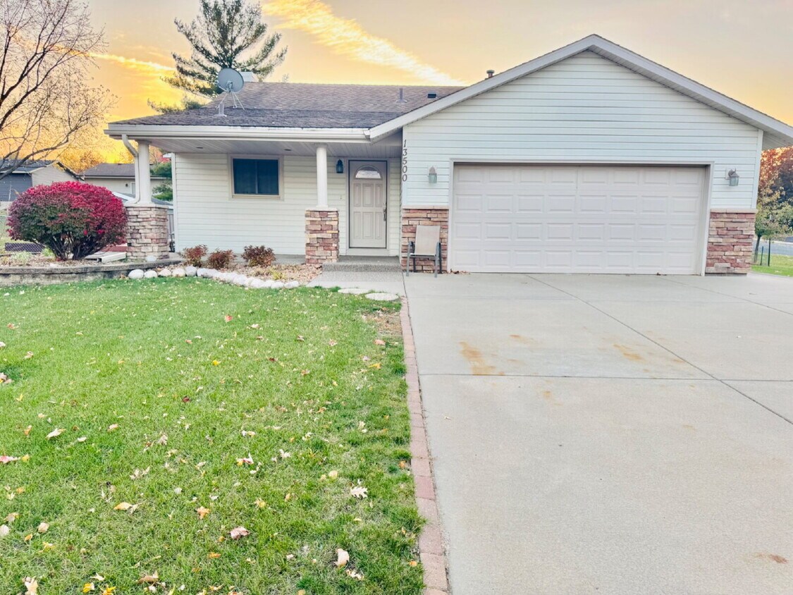 Foto principal - "Charming 4-Bedroom Home with Granite Elegance & Hardwood Warmth in Savage!"