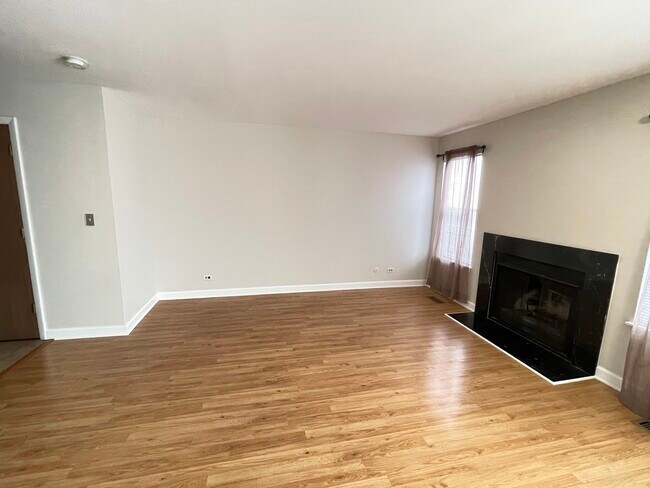 Foto del edificio - 219 Green Knoll Ln