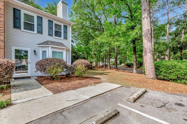 Foto del edificio - Charming 2BR End Unit Townhome in Prime Lo...