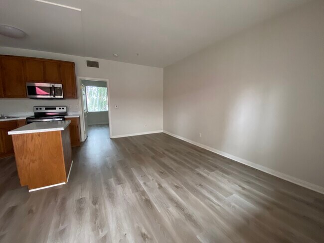 Foto del edificio - 9825 Topanga Canyon Blvd