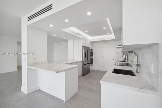 Foto del edificio - 5055 Collins Ave
