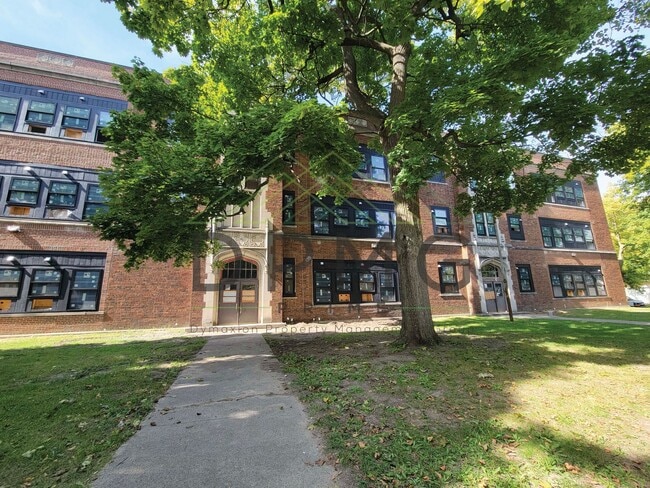 Building Photo - 1030 S Holmes St