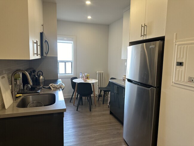 Photo du bâtiment - 595 St Clair Ave W