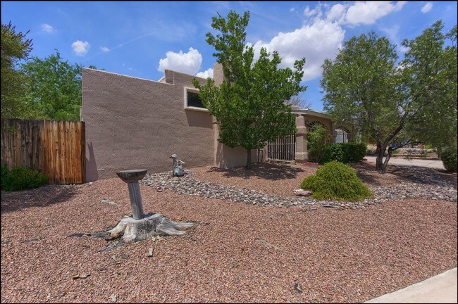Building Photo - Spacious Home