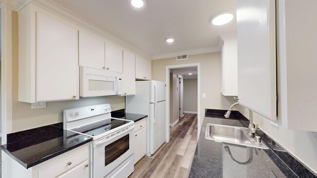 Building Photo - 821 Las Gallinas Ave