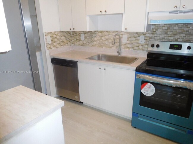 Foto del edificio - 815 NE 199th St