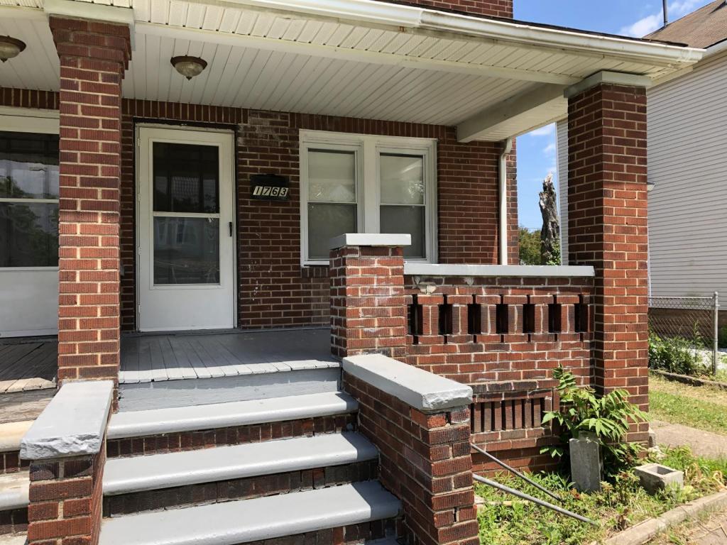 Primary Photo - 1763 E 32nd Lorain OH 44052
