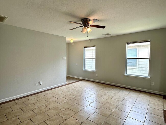 Foto del edificio - 15635 Western Skies Dr