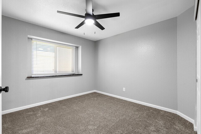 Building Photo - Redwood Cove Apartments