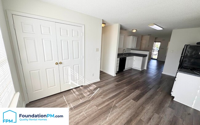 Foto del edificio - 7795 Fallstone Rd