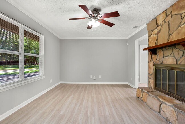 Foto del edificio - 3 bedroom 2 bath home in Village Green