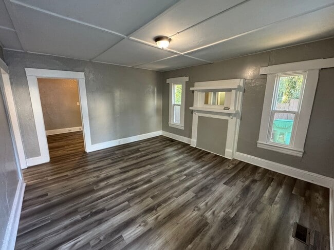 Building Photo - Easy Access to Main Street High Point! - H...