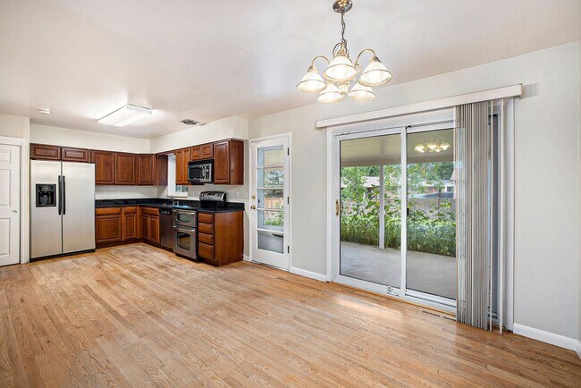 Foto del edificio - Charming 4-Bedroom Home with Finished Base...