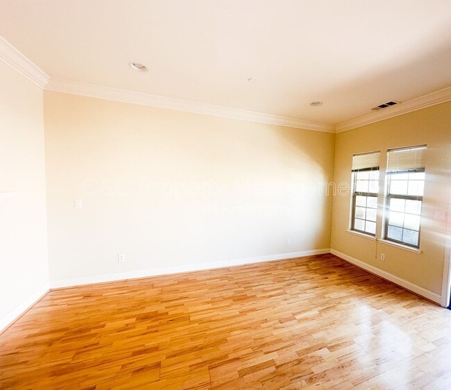 Building Photo - 3202 Playa Ct