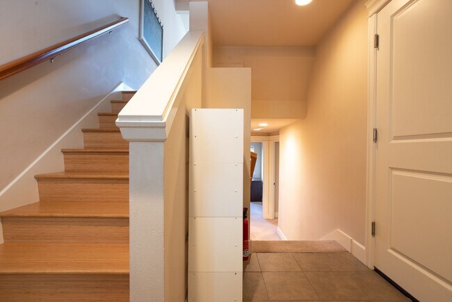 Building Photo - Queen Anne Townhouse