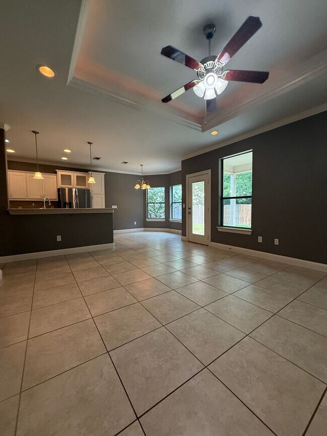 Foto del edificio - Beautiful 4 bedroom 2 bath home centrally located for added convenience