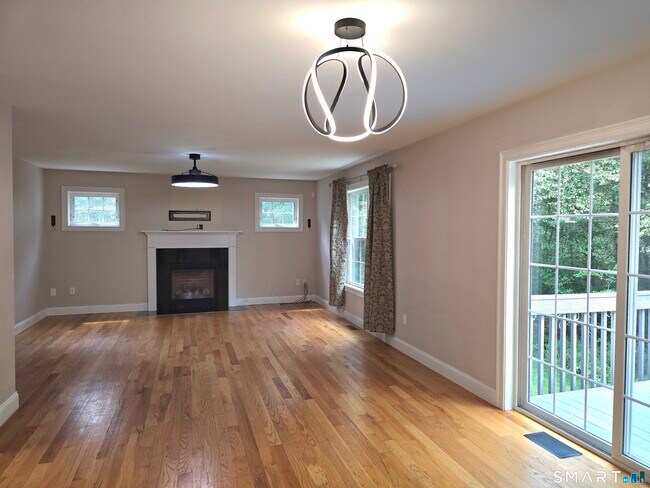 Foto del edificio - 299 Bushy Hill Rd