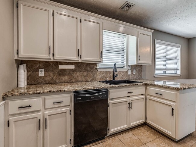 Building Photo - Beautiful 3 bedroom home in the heart of Coweta!