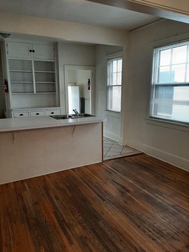 Building Photo - College Housing - 4 bedrooms