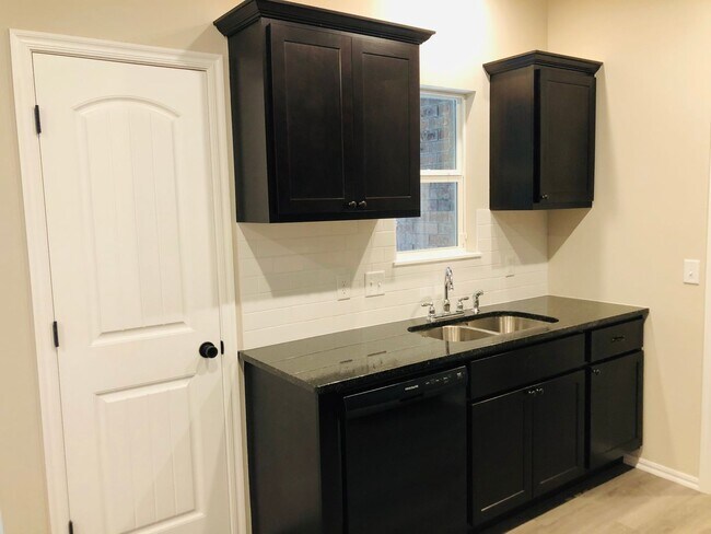 Building Photo - All electric 3 bed 2 bath duplex on a cul-...
