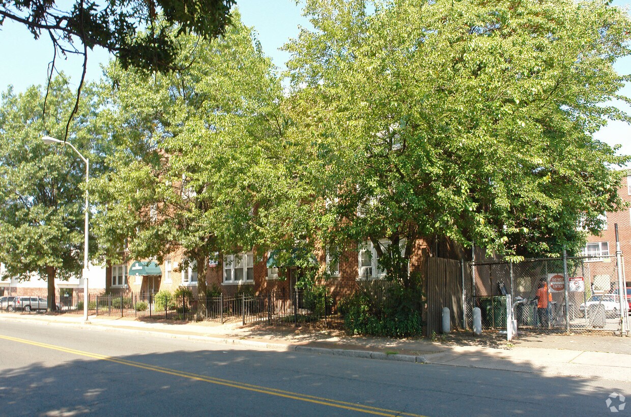 Should be reshot in winter to avoid folliage - 954-956 Capitol Ave