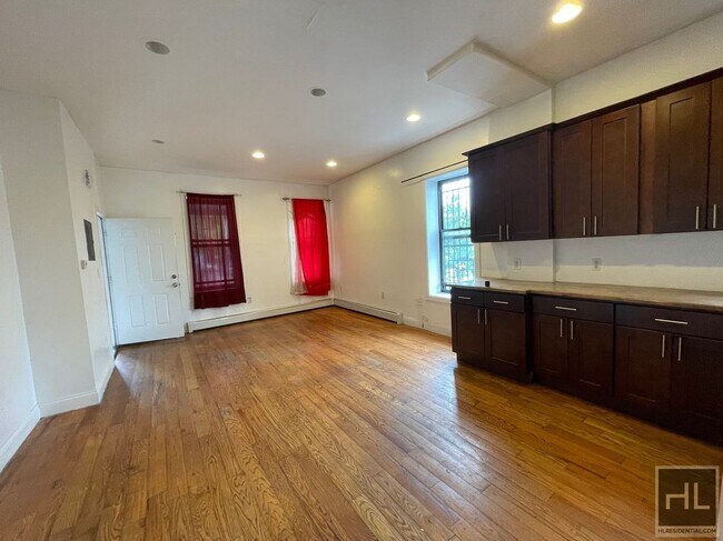 Foto del edificio - VERY BRIGHT & SPACIOUS 2 BEDROOMS w /2 BAT...