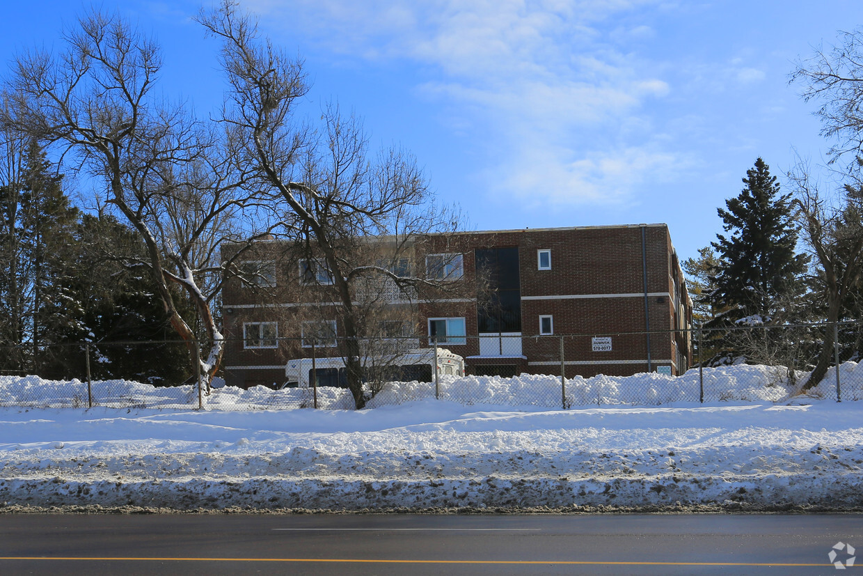 Building Photo - 20 Country Hill Dr