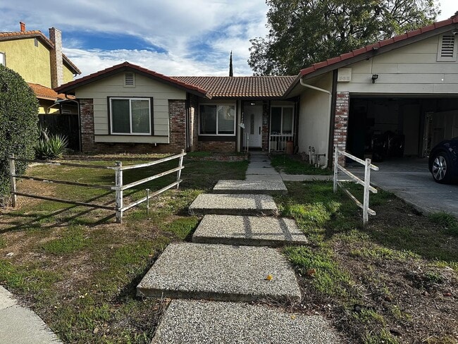 Building Photo - 3740 Kenton Ct