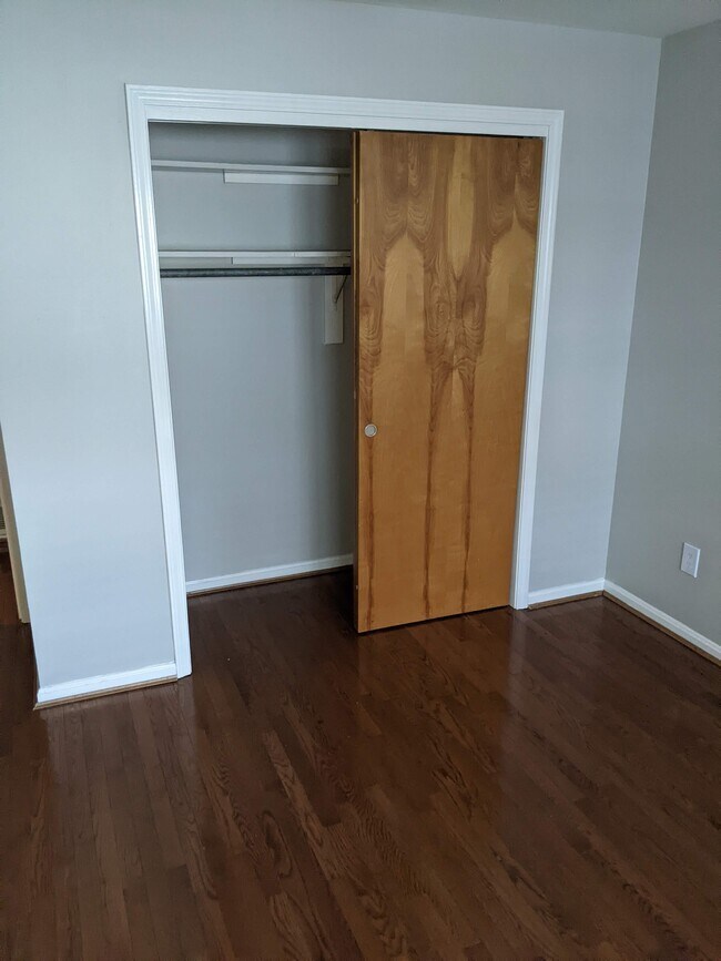 Bedroom closet - 2555 Glenmary Ave