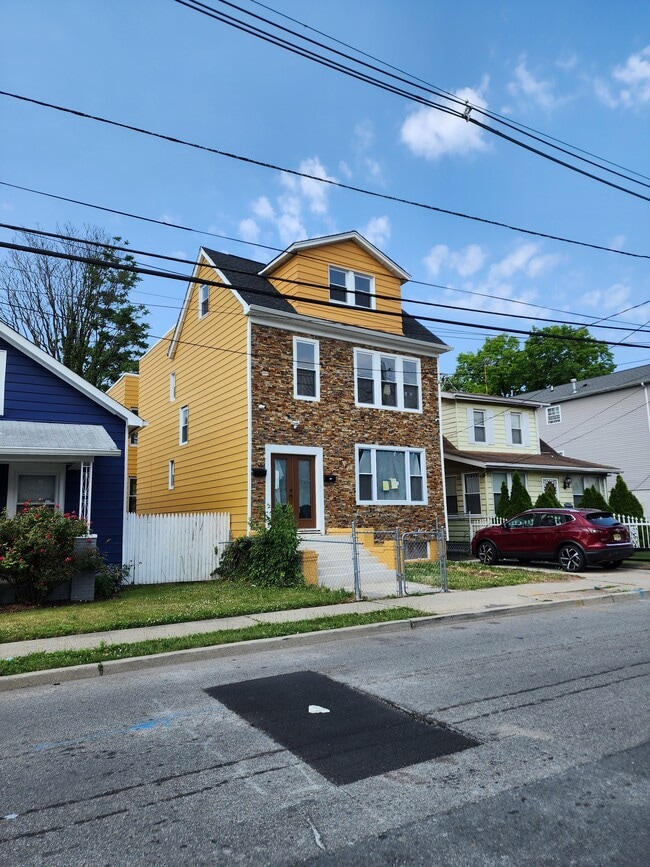 Side view - 150 Paine Ave