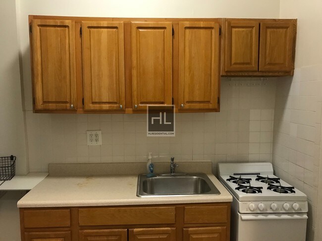 Building Photo - Super High Ceiling  2 Bedroom/1 Bathroom W...