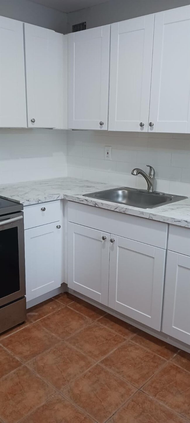 Building Photo - 913 SW 15th Terrace