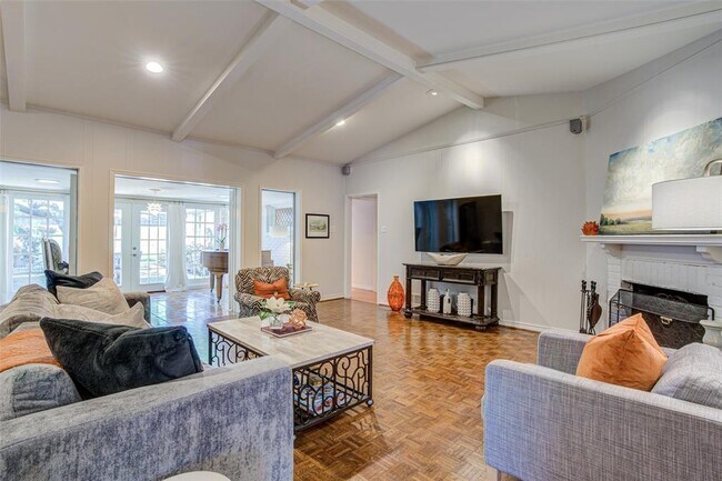 Foto del edificio - 5728 Surrey Square Ln