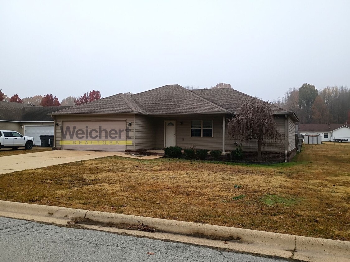 Foto principal - Comfortable 3BR/2BA with Garage & Fenced Backyard