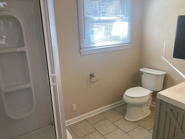 Foto del edificio - Crieve Hall 3 Bedroom Brick House, refinished hardwoods
